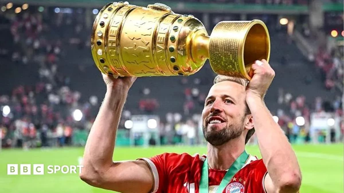 Joueur levant le trophée de la coupe après la victoire Joueur levant le trophée de la coupe après la victoire