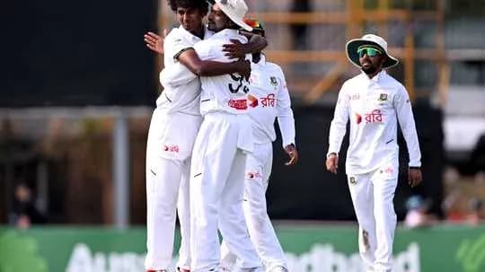 Joueurs de cricket célébrant une prise réussie Joueurs de cricket célébrant une prise réussie