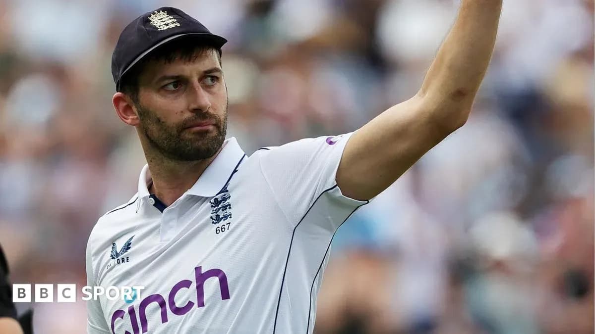 Joueur anglais levant la main lors d'un match de cricket Joueur anglais levant la main lors d'un match de cricket