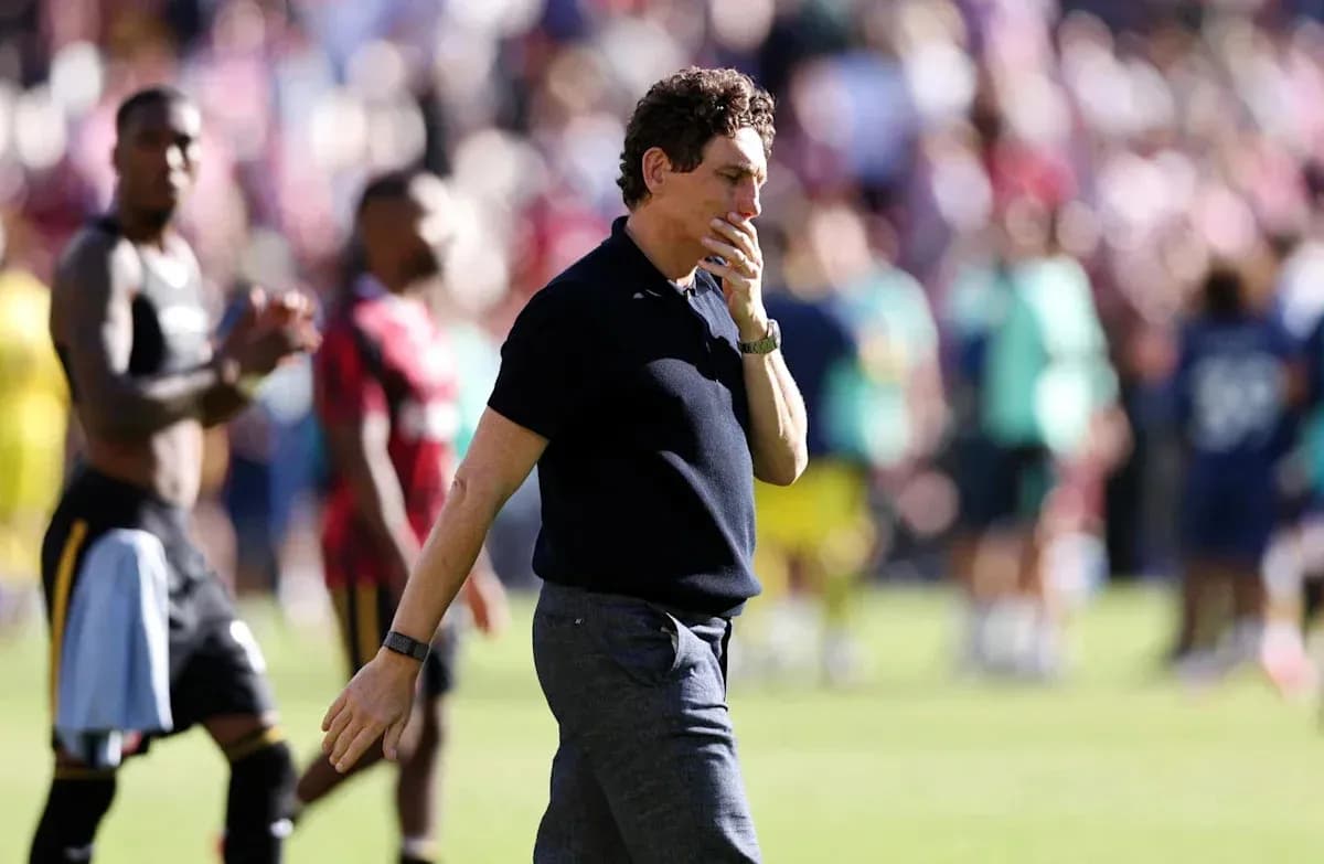 Entraîneur marchant sur le terrain après le match Entraîneur marchant sur le terrain après le match