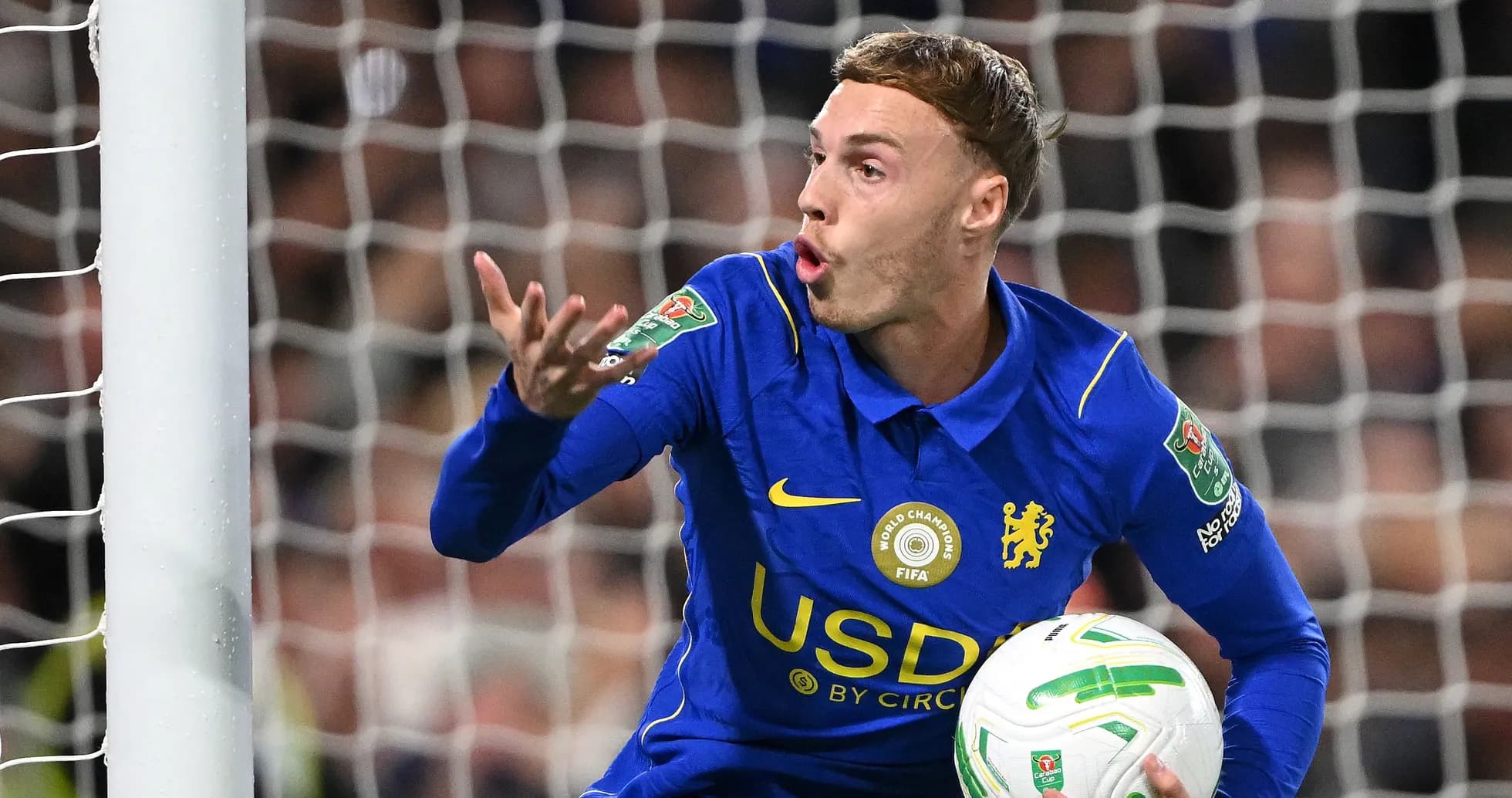 Joueur de Chelsea gesticulant avec le ballon Joueur de Chelsea gesticulant avec le ballon