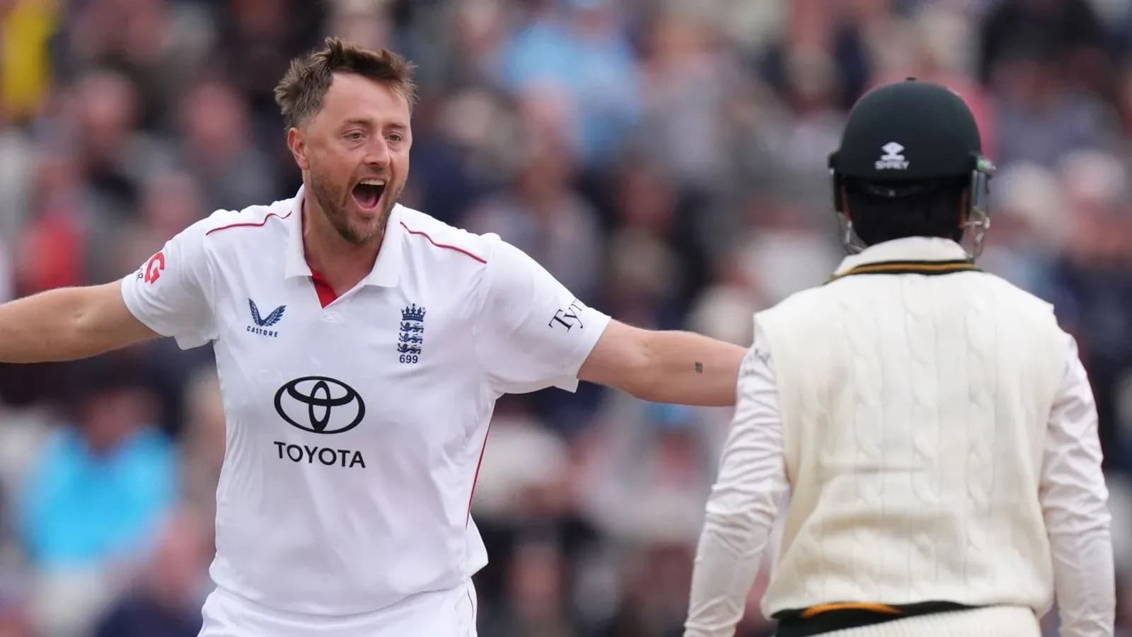 Joueur anglais célébrant un wicket contre l'Australie Joueur anglais célébrant un wicket contre l'Australie