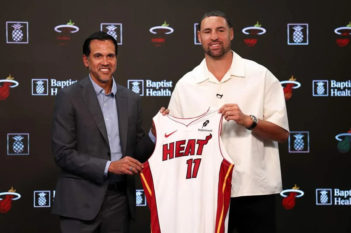 Entraîneur et joueur présentant le maillot des Heat Entraîneur et joueur présentant le maillot des Heat