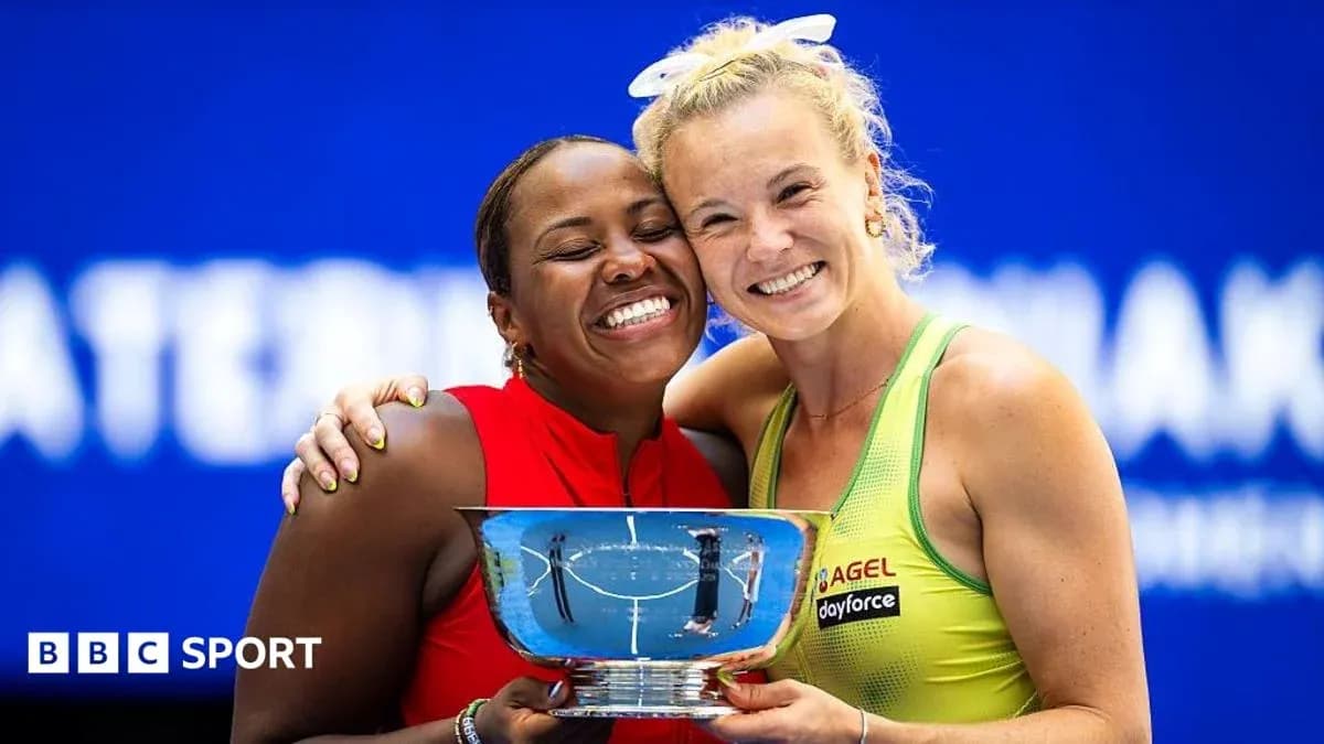 Deux joueuses tenant le trophée après un match Deux joueuses tenant le trophée après un match