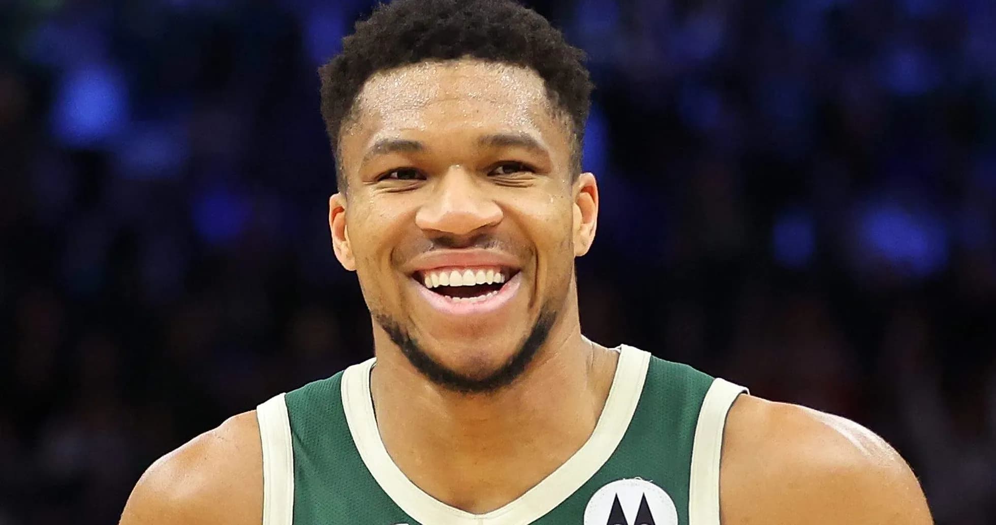 Joueur de basketball souriant en maillot vert Joueur de basketball souriant en maillot vert