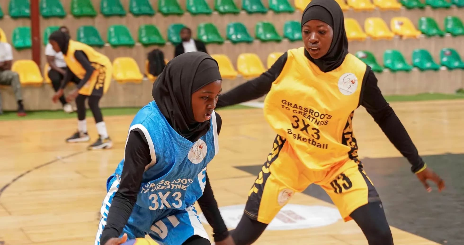 Deux joueuses de basketball en action sur le terrain Deux joueuses de basketball en action sur le terrain