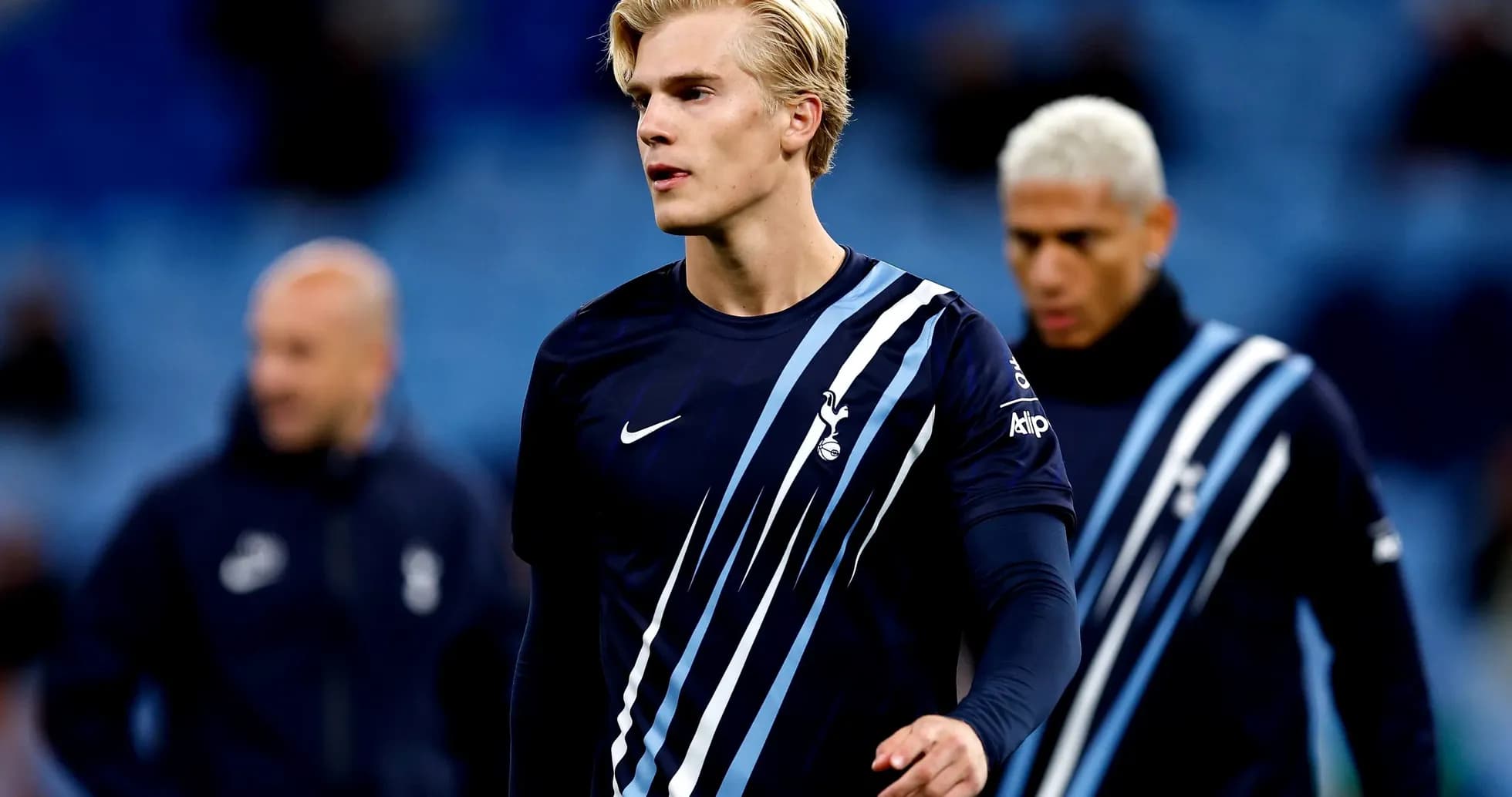 Joueur de Tottenham en tenue d'échauffement avant le match Joueur de Tottenham en tenue d'échauffement avant le match
