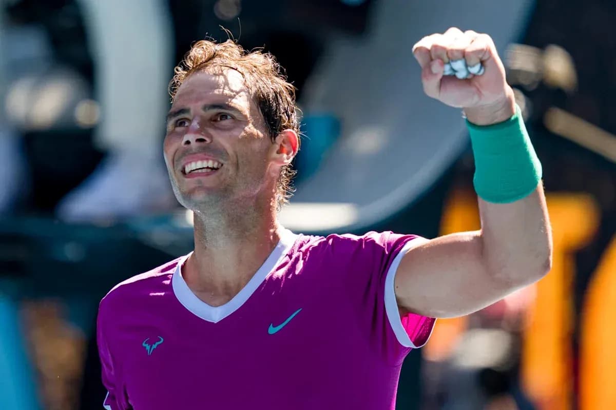 Joueur de tennis levant le poing après une victoire Joueur de tennis levant le poing après une victoire