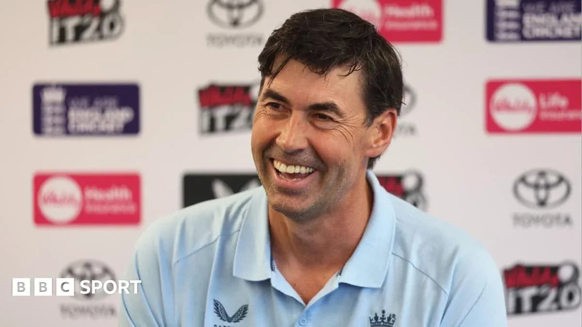 Entraîneur souriant lors d'une conférence de presse Entraîneur souriant lors d'une conférence de presse