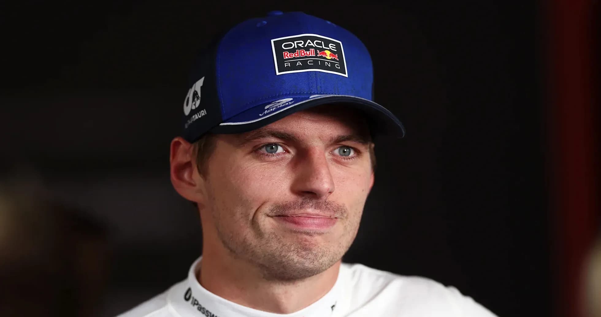 Pilote de Formule 1 portant une casquette bleue Pilote de Formule 1 portant une casquette bleue