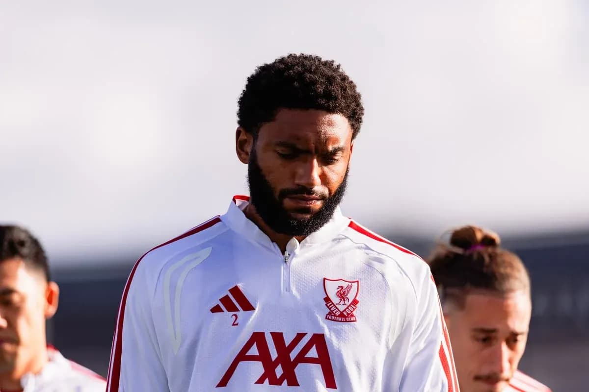Joueur en tenue de Liverpool FC lors de l'échauffement Joueur en tenue de Liverpool FC lors de l'échauffement