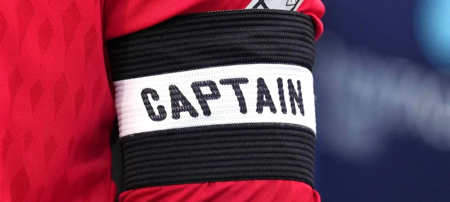Bras de capitaine avec inscription 'CAPTAIN' Bras de capitaine avec inscription 'CAPTAIN'