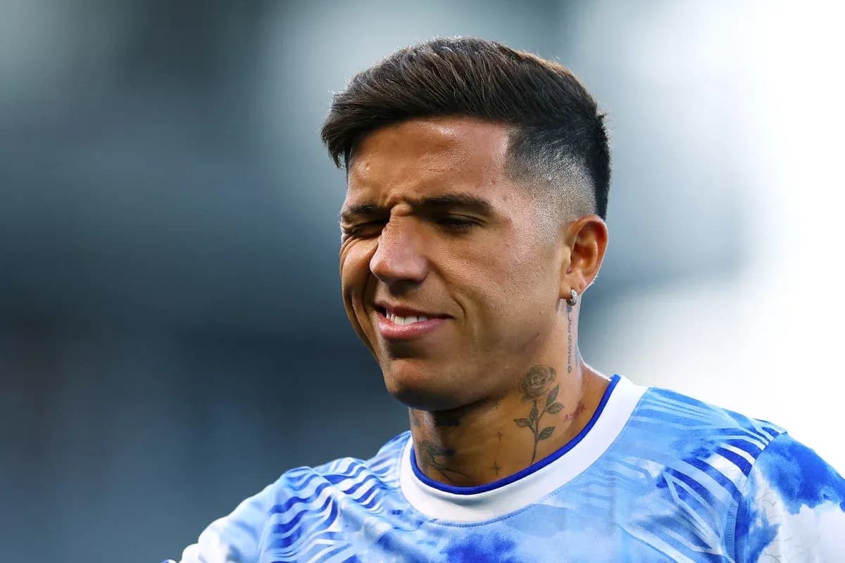 Joueur avec un maillot bleu sur le terrain Joueur avec un maillot bleu sur le terrain
