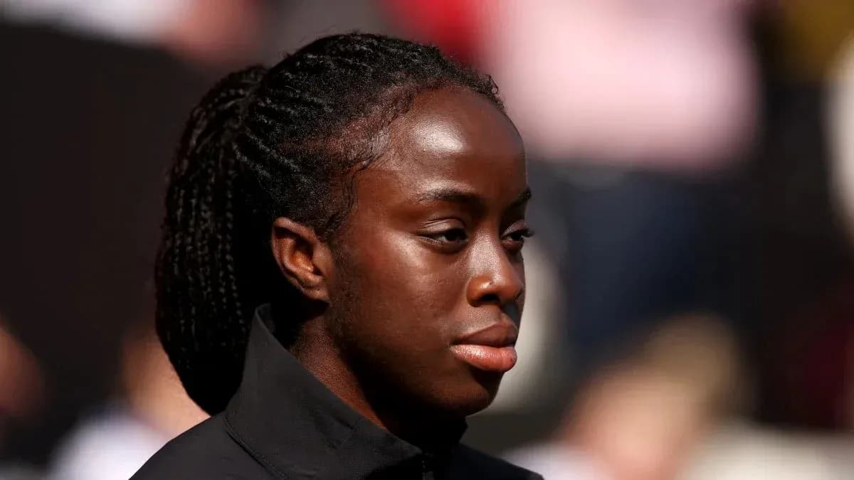 Joueuse en tenue de sport se préparant pour le match Joueuse en tenue de sport se préparant pour le match