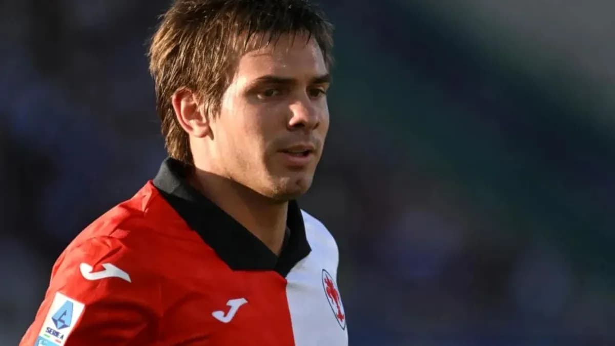 Joueur de football portant un maillot rouge et noir Joueur de football portant un maillot rouge et noir