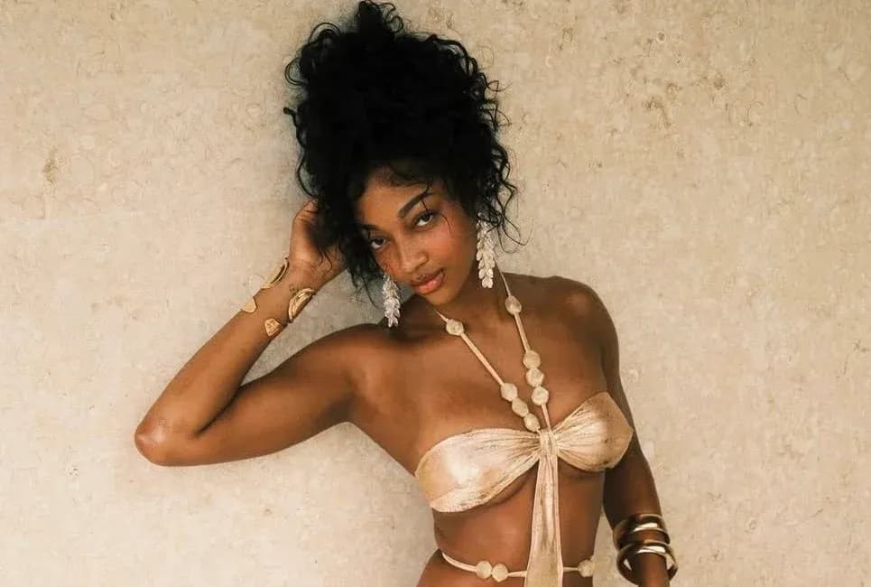 Modèle posant avec un fond beige Modèle posant avec un fond beige