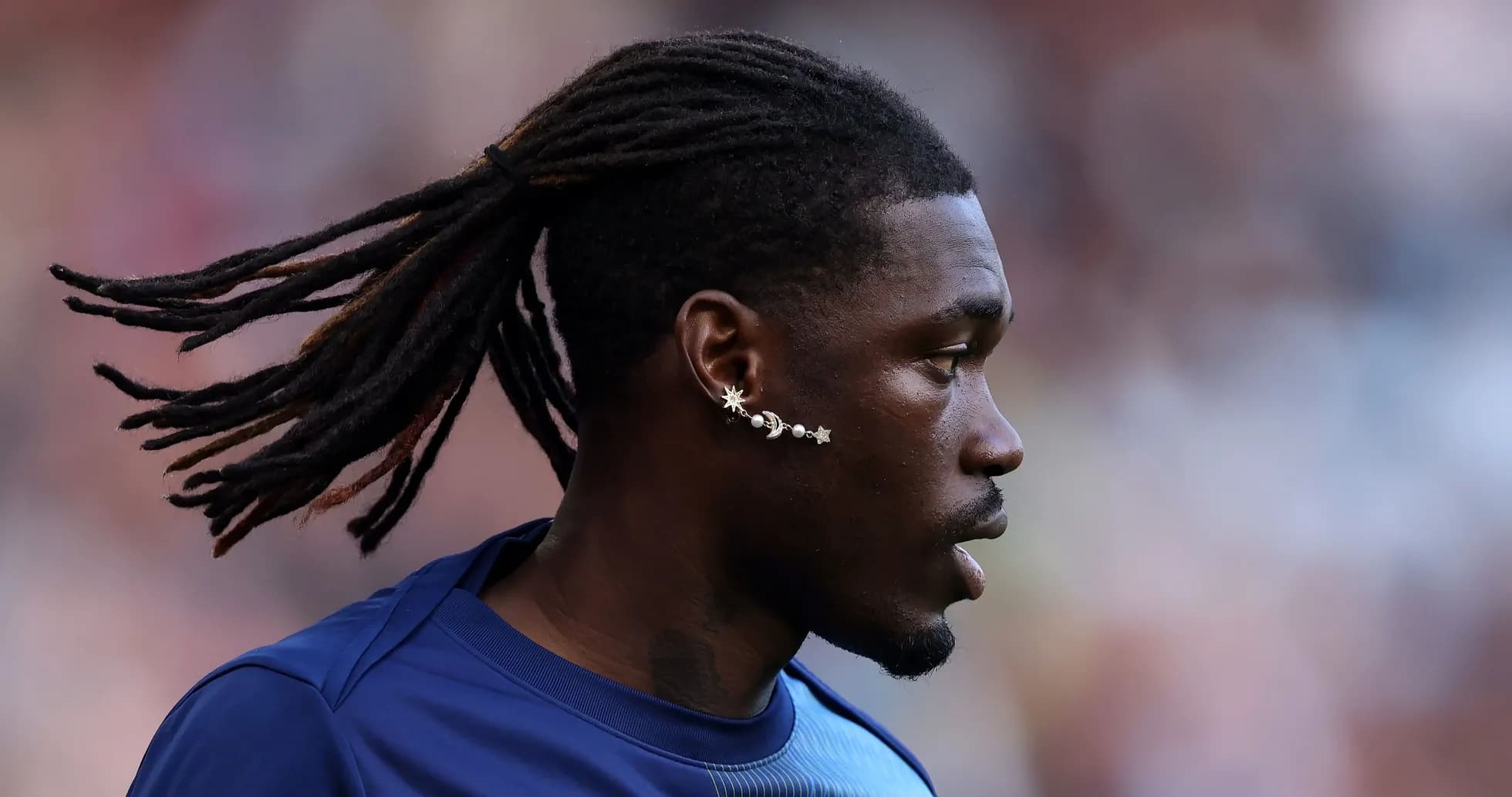 Joueur avec des dreads et des boucles d'oreilles Joueur avec des dreads et des boucles d'oreilles