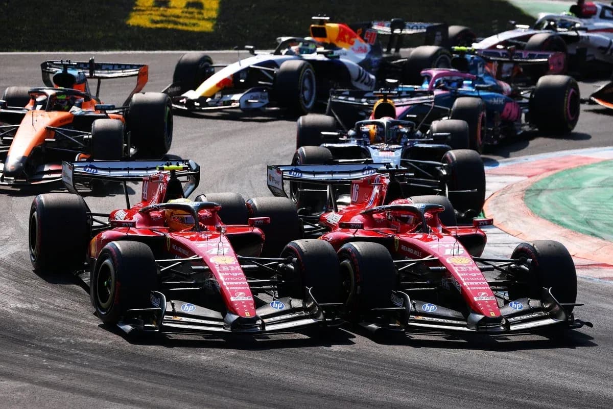 Deux Ferrari en duel sur circuit de Formule 1 Deux Ferrari en duel sur circuit de Formule 1
