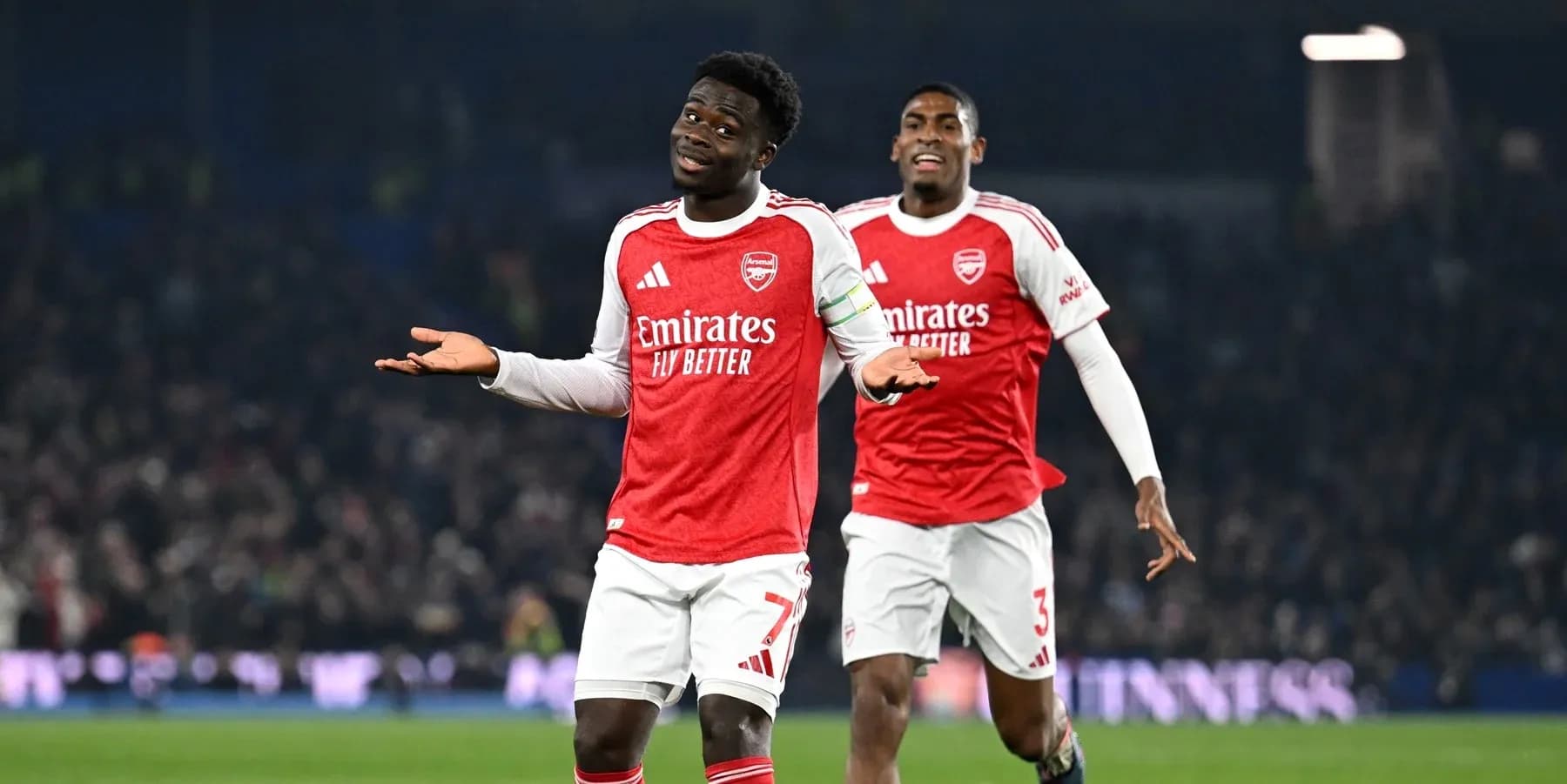 Deux joueurs d'Arsenal célébrant un but Deux joueurs d'Arsenal célébrant un but