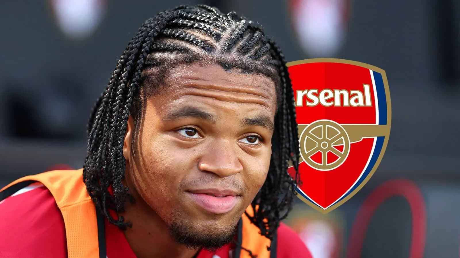 Joueur d'Arsenal avec des cheveux tressés en gros plan Joueur d'Arsenal avec des cheveux tressés en gros plan
