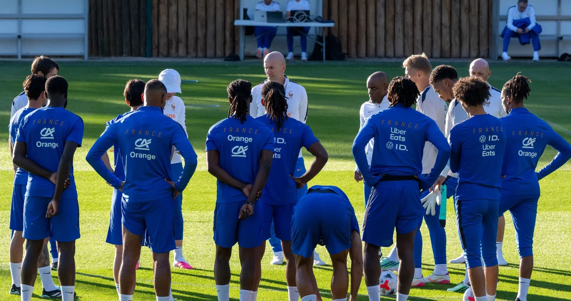 Équipe de France en discussion lors d'un entraînement Équipe de France en discussion lors d'un entraînement