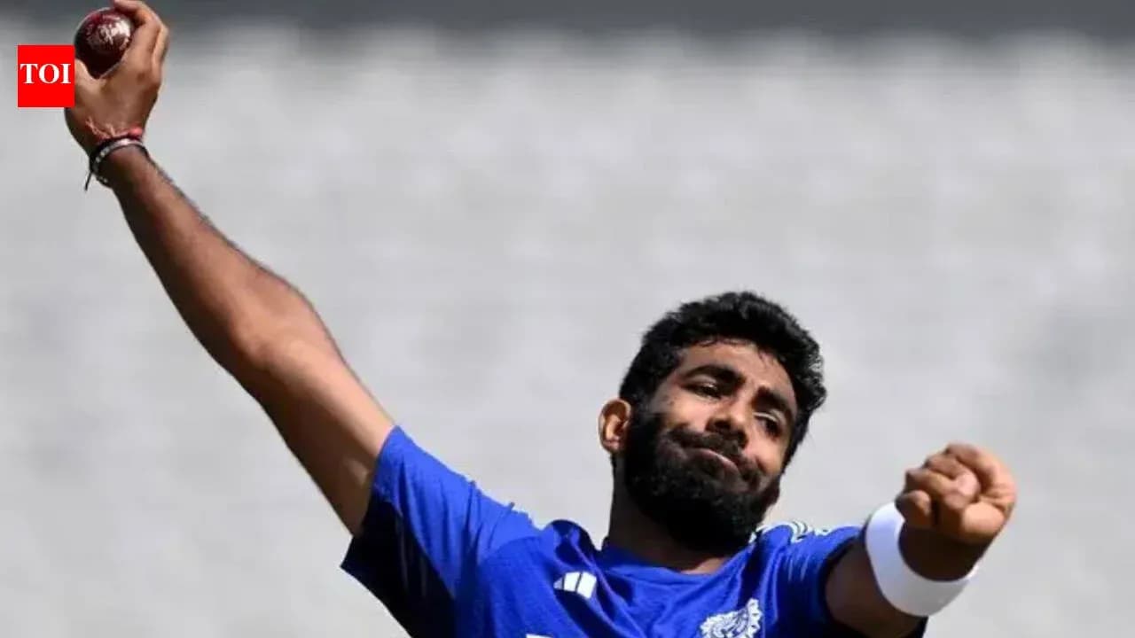 Joueur de cricket lançant une balle à l'entraînement Joueur de cricket lançant une balle à l'entraînement