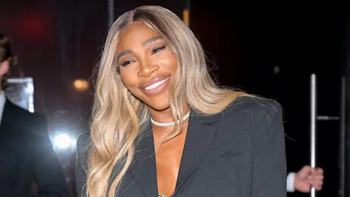 Femme souriante en tenue élégante avec cheveux longs Femme souriante en tenue élégante avec cheveux longs