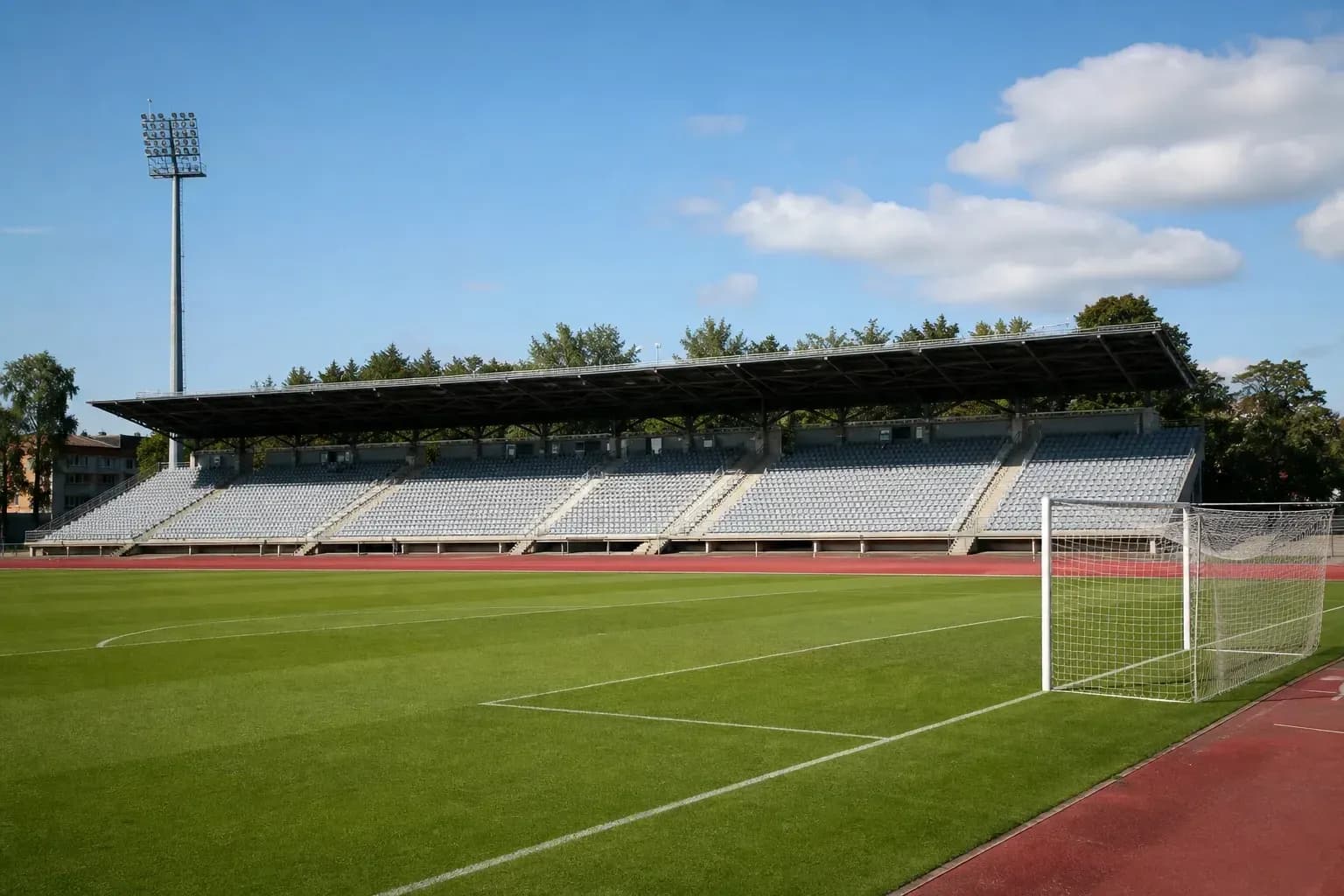 Vue d'un stade de football avec tribunes vides Vue d'un stade de football avec tribunes vides