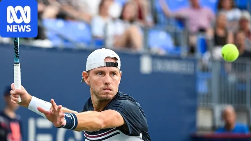 Joueur de tennis frappant une balle lors d'un match Joueur de tennis frappant une balle lors d'un match