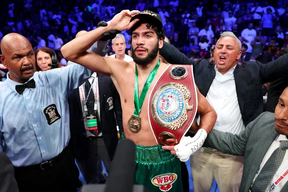 Boxeur célébrant avec ceinture après la victoire Boxeur célébrant avec ceinture après la victoire