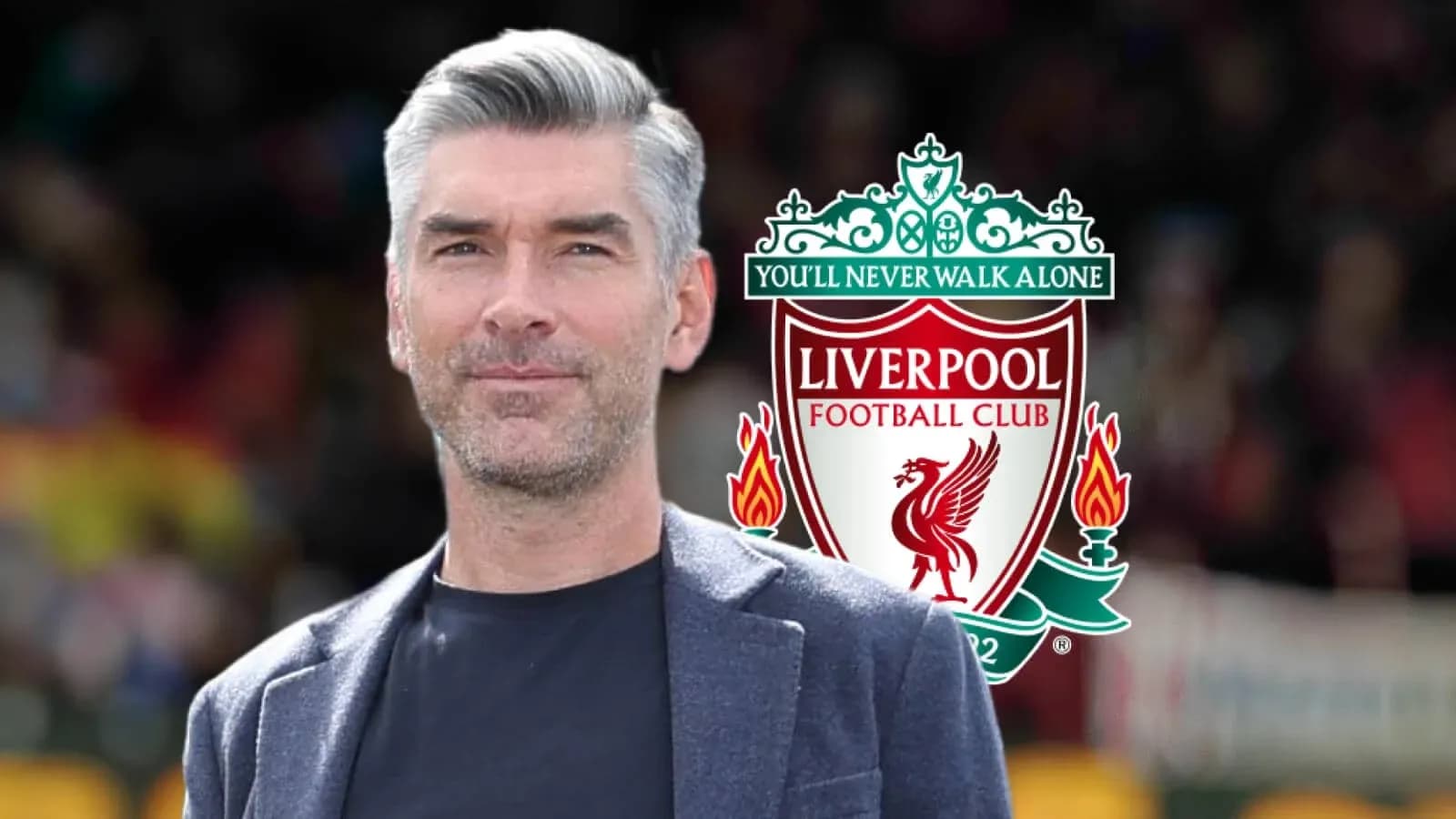 Homme souriant devant le logo de Liverpool FC Homme souriant devant le logo de Liverpool FC