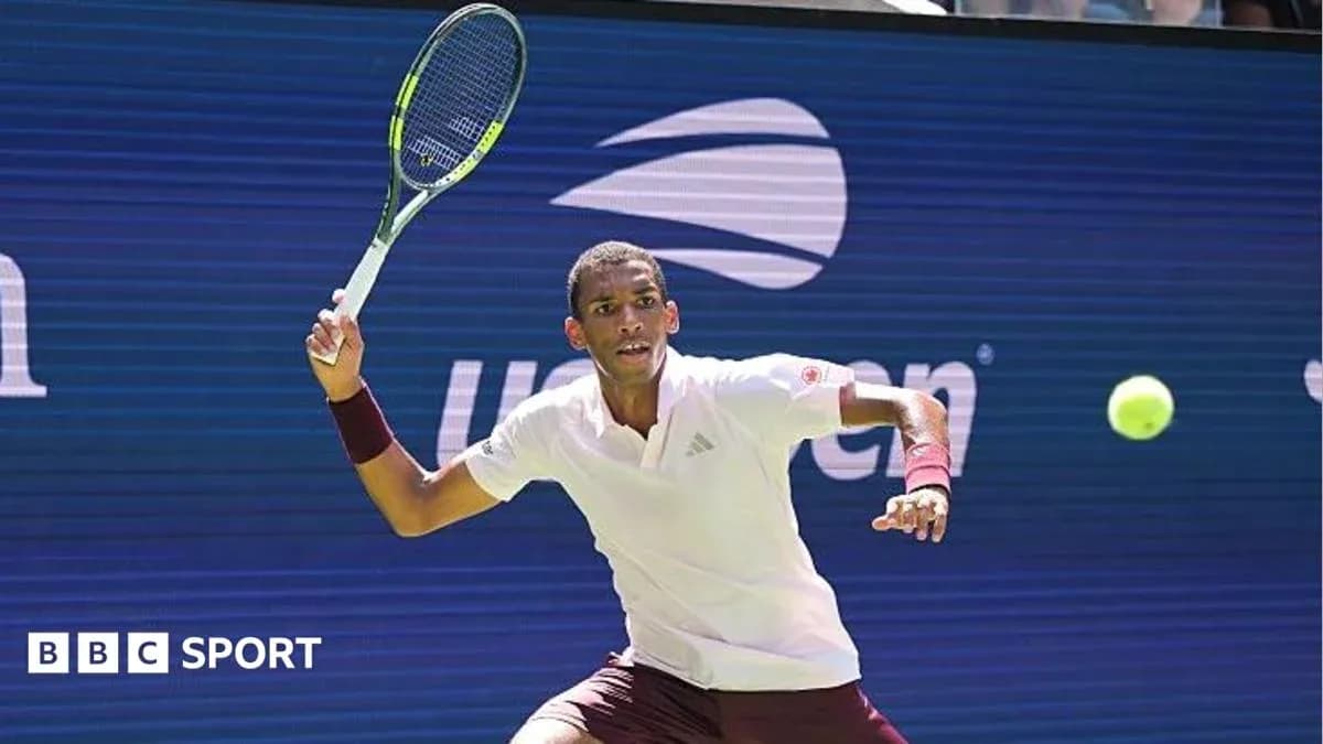 Joueur de tennis frappant la balle sur le court Joueur de tennis frappant la balle sur le court