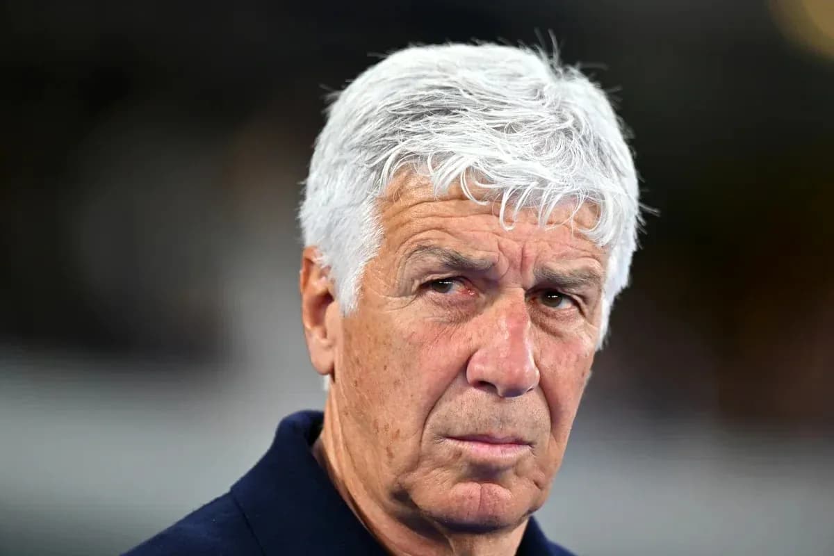 Entraîneur regardant attentivement lors d'un match Entraîneur regardant attentivement lors d'un match