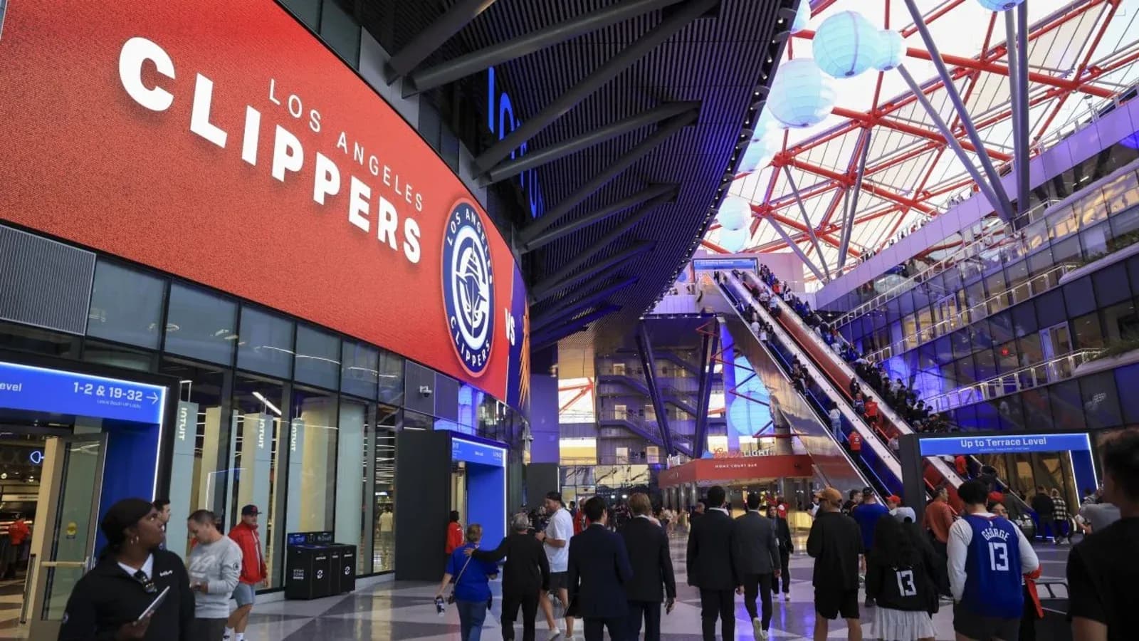 Entrée du stade des Los Angeles Clippers avec fans Entrée du stade des Los Angeles Clippers avec fans