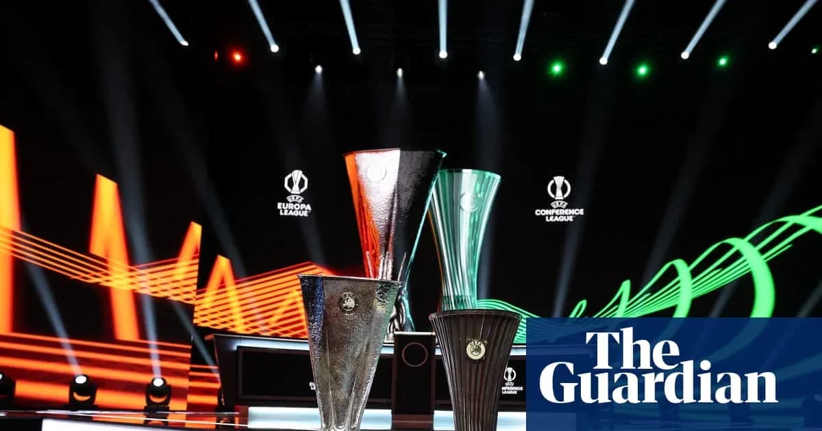 Trois trophées de l'UEFA sur scène illuminée Trois trophées de l'UEFA sur scène illuminée