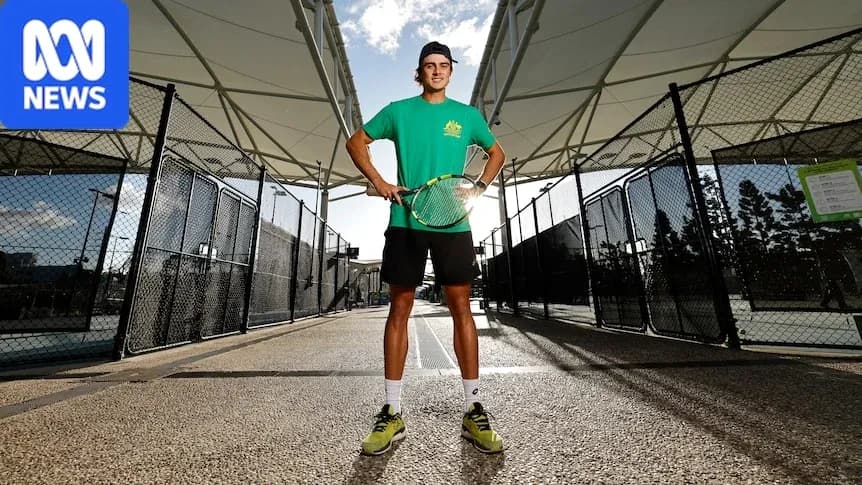 Jeune joueur de tennis posant sur un court Jeune joueur de tennis posant sur un court