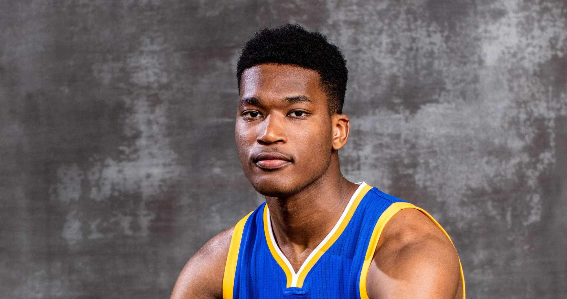 Joueur de basket portant un maillot bleu et jaune Joueur de basket portant un maillot bleu et jaune