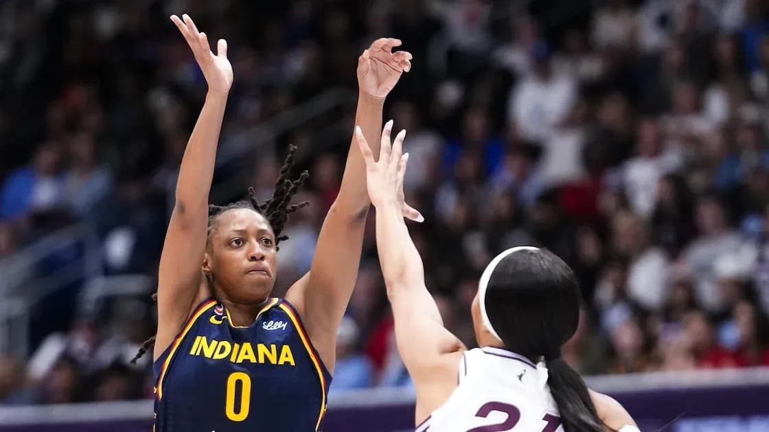 Joueuse d'Indiana tirant au panier pendant le match Joueuse d'Indiana tirant au panier pendant le match