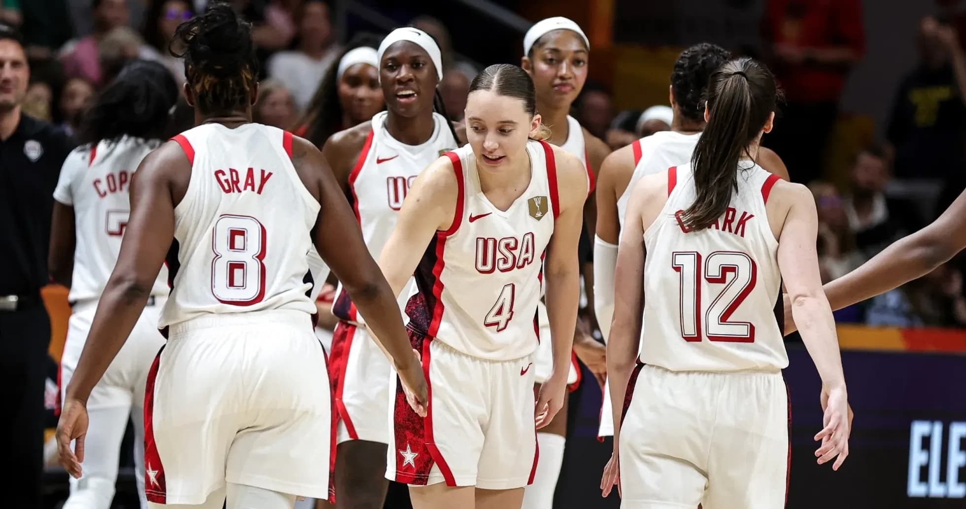 Joueuses de l'équipe USA célébrant ensemble sur le terrain Joueuses de l'équipe USA célébrant ensemble sur le terrain