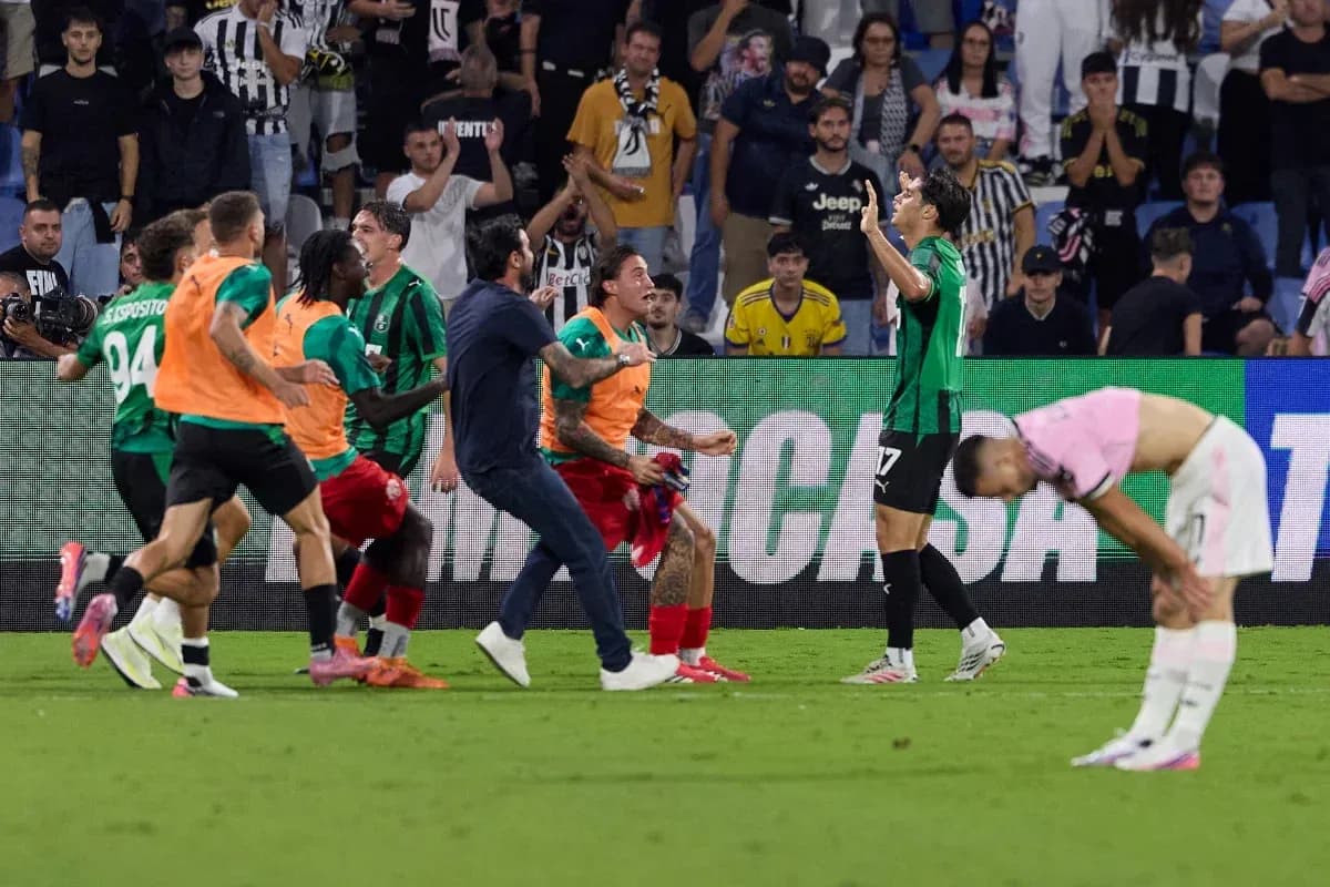 Joueurs célébrant après un but sur le terrain Joueurs célébrant après un but sur le terrain