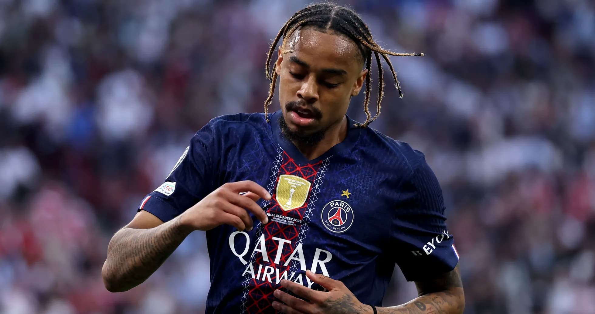 Joueur du PSG ajustant son maillot pendant le match Joueur du PSG ajustant son maillot pendant le match