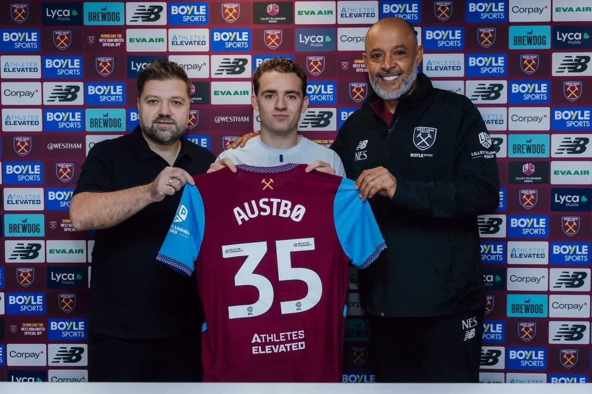 Joueur tenant un maillot d'équipe avec dirigeants Joueur tenant un maillot d'équipe avec dirigeants