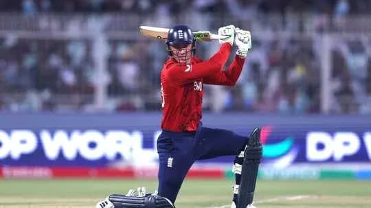 Joueur anglais frappant la balle lors d'un match Joueur anglais frappant la balle lors d'un match