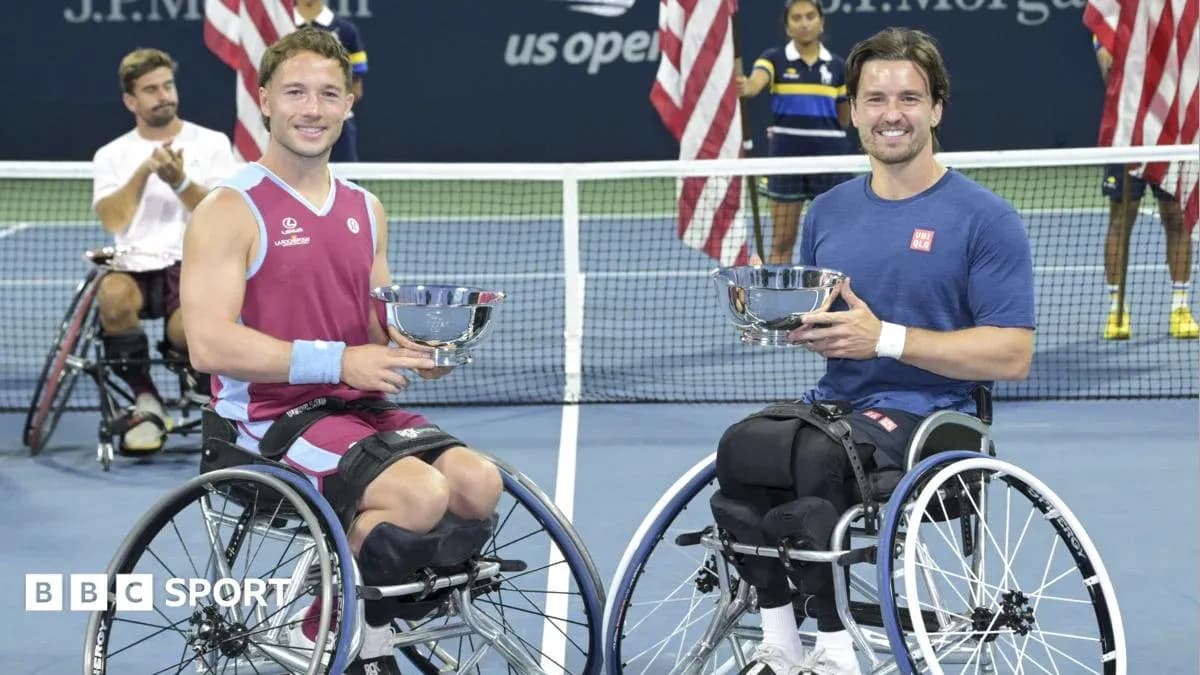 Joueurs en fauteuil roulant tenant des trophées après match Joueurs en fauteuil roulant tenant des trophées après match