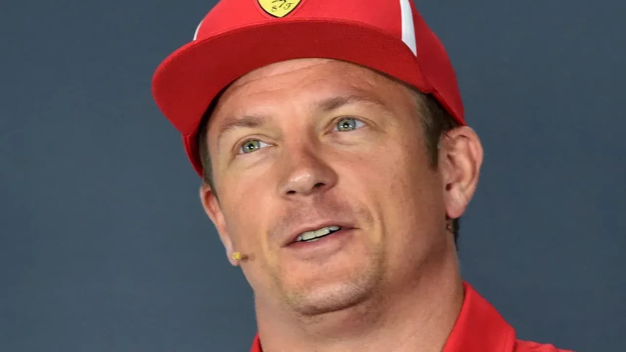 Pilote de F1 portant une casquette Ferrari Pilote de F1 portant une casquette Ferrari