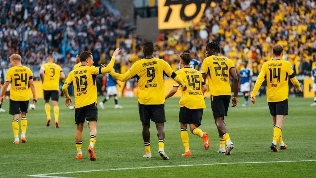 Joueurs de Dortmund célébrant sur le terrain Joueurs de Dortmund célébrant sur le terrain