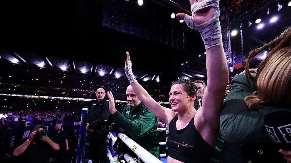 Boxeuse levant les bras après la victoire Boxeuse levant les bras après la victoire