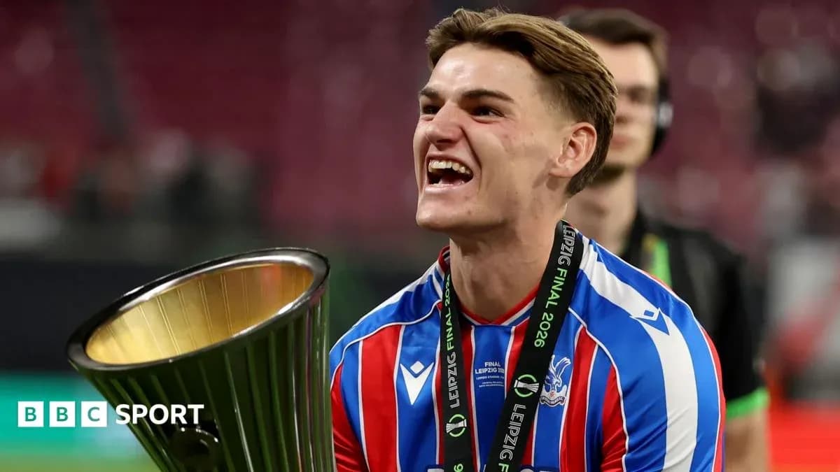 Joueur célébrant avec le trophée après la victoire Joueur célébrant avec le trophée après la victoire