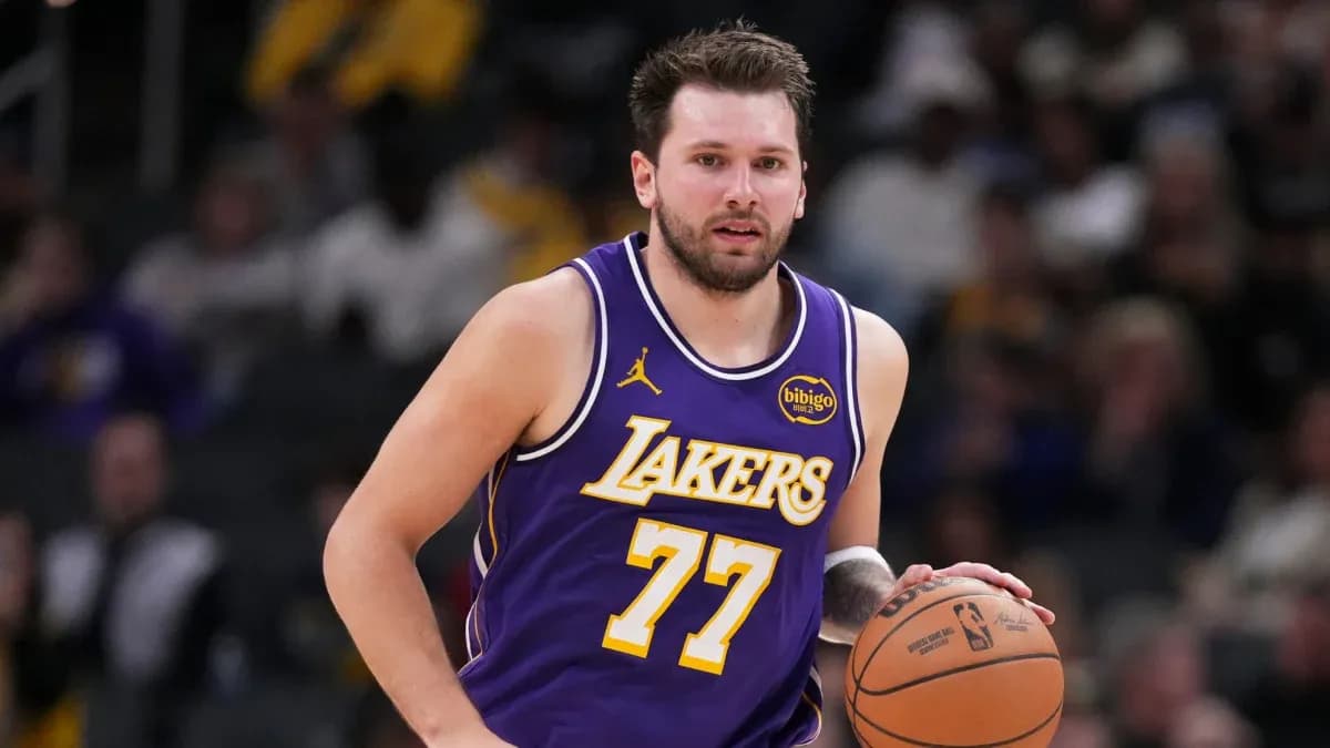 Joueur des Lakers dribblant le ballon sur le terrain Joueur des Lakers dribblant le ballon sur le terrain