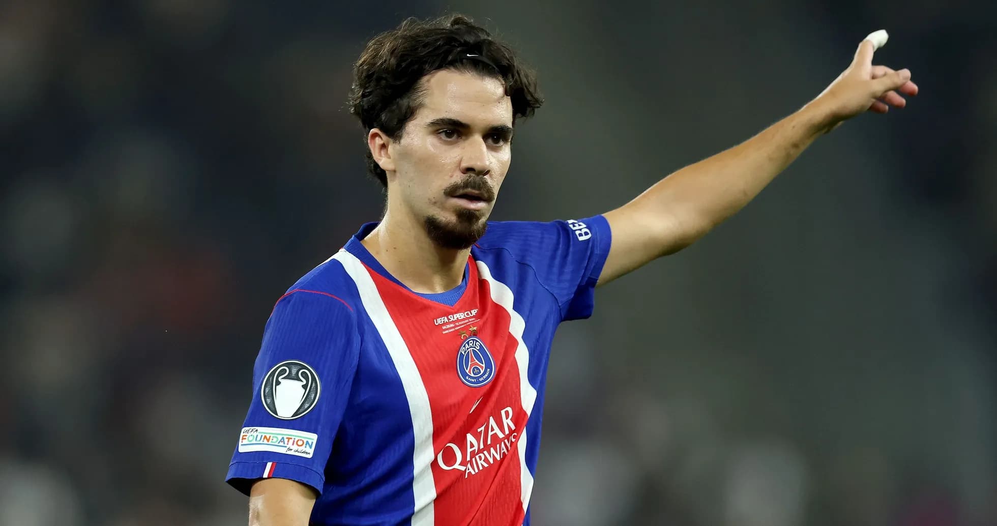 Joueur du PSG levant le bras pendant le match Joueur du PSG levant le bras pendant le match